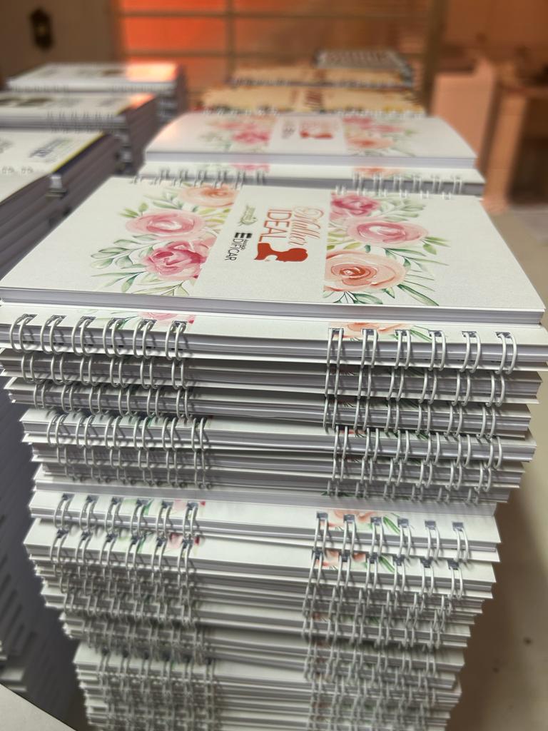 Mini agendas florais personalizadas empilhadas
